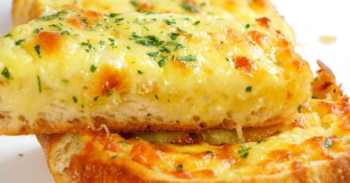 Cheesy Garlic Bread, Simple Foods to Make at Home